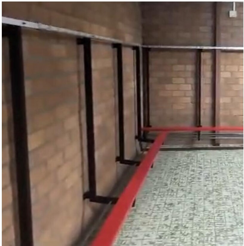 De kleedkamerbankjes in Karels zaalsportaccommodatie.