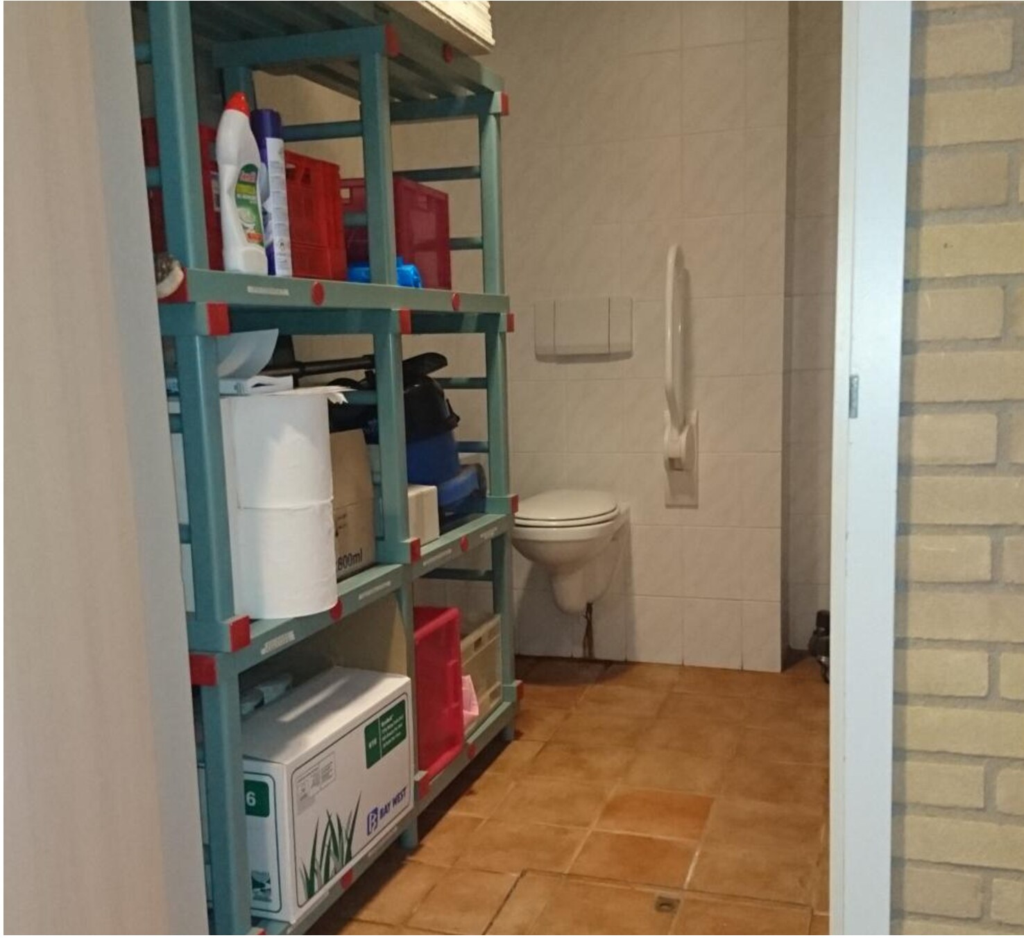 Een aangepast toilet dat Tyco bij een andere tennisvereniging tegenkwam en dat als opslagruimte wordt gebruikt. Het toilet zelf gebruiken is hier niet meer mogelijk. Tyco geeft bovendien aan dat dit toilet te hoog is afgesteld, waardoor zelfstandig verplaatsen vanuit de eigen rolstoel moeilijk wordt.