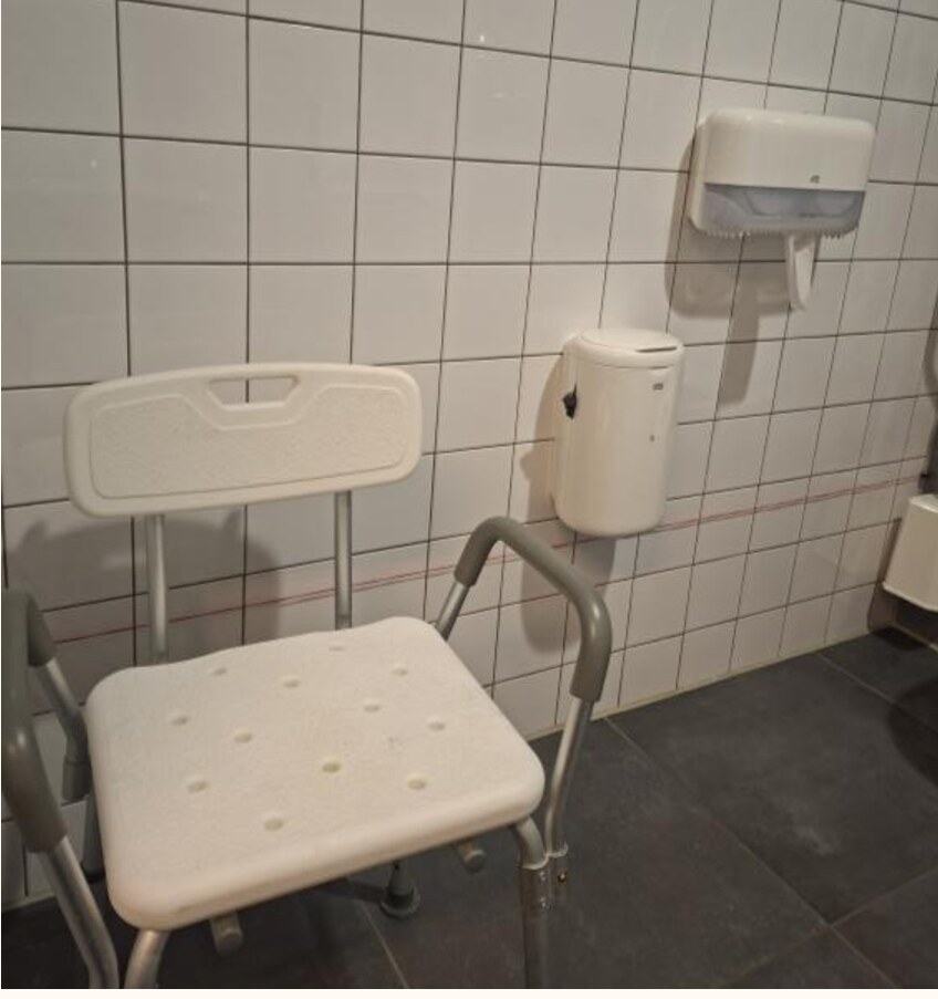 Foto van een zitstoel in de kleedkamer.